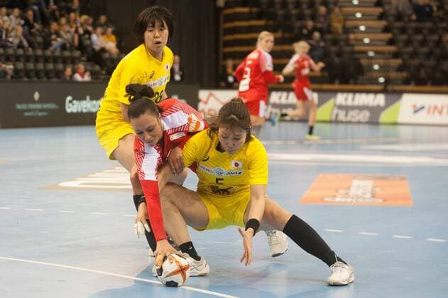 GER IHF World Cup 2017 Japan JPN vs Denmark DEN 03 12 2017 EWE Arena Oldenburg Germany 23 IHF World Championship 2017 Womens first round Group C Japan vs Denmark in picture Shiori NAGATA Sayo SHIOTA JPN 28 5 Simone BOHEM DEN 13 Nordphotox xRojahn nph00300