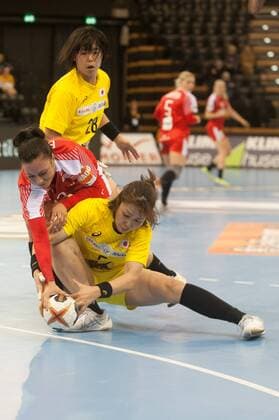 GER IHF World Cup 2017 Japan JPN vs Denmark DEN 03 12 2017 EWE Arena Oldenburg Germany 23 IHF World Championship 2017 Womens first round Group C Japan vs Denmark in picture Shiori NAGATA Sayo SHIOTA JPN 28 5 Simone BOHEM DEN 13 Nordphotox xRojahn nph00300