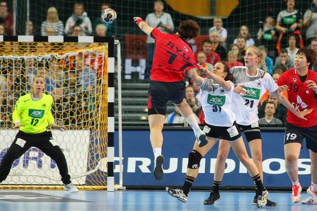 Germany vs Korea South Korea 03 12 2017 23rd IHF Women s Handball World Championship Germany 2017 Preliminary round Group D Germany vs Korea Arena Leipzig Womens Handball World Championship Group D Germany vs South Korea Eun Hee Ryu 11 KOR Kerstin Wohlbold 31 GER Nadja Mansson 21 GER Eunhye Kang 19 KOR xjkx