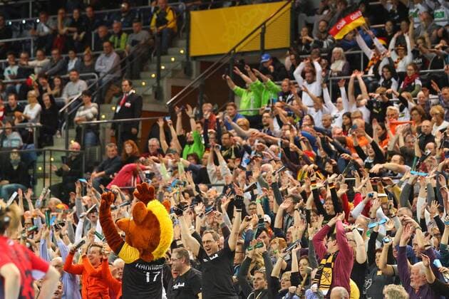 Germany vs Korea South Korea 03 12 2017 23rd IHF Women s Handball World Championship Germany 2017 Preliminary round Group D Germany vs Korea Arena Leipzig Handball World Cup Womens Group Preliminary Group D Germany vs South Korea Pictured mascot fans Spectator Spectators La Ola wave Wave xjkx