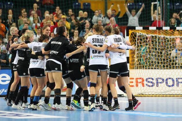 Germany vs Korea South Korea 03 12 2017 23rd IHF Women s Handball World Championship Germany 2017 Preliminary Round Group D Germany vs Korea Arena Leipzig Handball World Cup Women Semi Finals Group D Germany vs Suedkorea Pictured Team Germany Jubilee victory Winner Kreis Circle xjkx