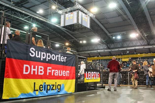 Germany vs Korea South Korea 03 12 2017 23rd IHF Women s Handball World Championship Germany 2017 Preliminary Round Group D Germany vs Korea Arena Leipzig Handball World Cup Womens Group Preliminary Group D Germany vs South Korea Image Image Supporters Spectator Spectators Germany Flag Flag xjkx