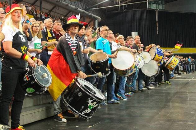 Germany vs Korea South Korea 03 12 2017 23rd IHF Women s Handball World Championship Germany 2017 Preliminary round Group D Germany vs Korea Arena Leipzig Handball World Cup Womens Group Preliminary Group D Germany vs Suedkorea Pictured Fans Supporter Spectators Spectators Germany Drummers xjkx