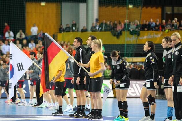 Germany vs Korea South Korea 03 12 2017 23rd IHF Women s Handball World Championship Germany 2017 Preliminary round Group D Germany vs Korea Arena Leipzig Handball World Cup Womens Preliminary Group D Germany vs South Korea Flags Flags Flags xjkx