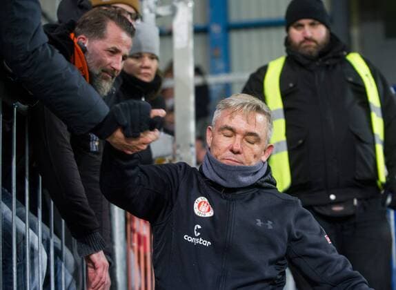 Coach Olaf JANSSEN Pauli must answer the fans questions Frustrated Frustration frustrated disappointed disappointed Disappointment disappointment sad Football 2 Bundesliga 16 Matchday Arminia Bielefeld BI FC St Pauli Pauli 5 0 am 1 12 2017 in Bielefeld Germany Â