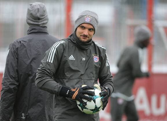 201712004 1 CL Bayern Final training Säbenerstrasse Muenchen Football Sport im Bild Tom Strong and goalkeeper Sven Ulreich FCB