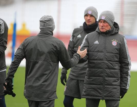201712004 1 CL FC Bayern Final training Säbenerstrasse Muenchen Football Sport im Bild Franck Ribery FCB welcomes FCB coach Jupp Heynckes FCB