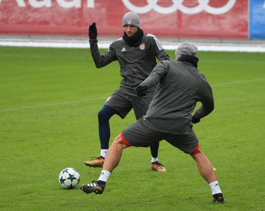 201712004 1 CL FC Bayern Final training Säbenerstrasse Muenchen Football Sport im Bild Thomas Mueller FCB vs. Mats Hummels FCB