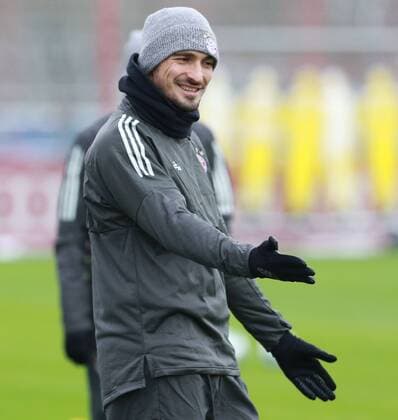 Mats Hummels gestures football Bayern Munich 04 12 2017 training before the CL game against Paris Saint Germain