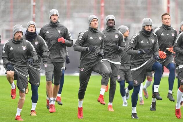 Franck RIBERY Bayern Muenchen Robert LEWANDOWSKI Bayern Muenchen Javi Javier MARTINEZ Bayern Muenchen Player warming up Action Final training Bayern Munich before the Champions League match against Paris St Germain Training ground at Saebener Strasse Football on 04 12 2017