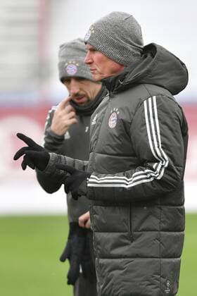 Jupp HEYNCKES coach Bayern Muenchen with Franck RIBERY Bayern Muenchen Gestik gives instructions final training FC Bayern Muenchen before the Champions League match against Paris St Germain training ground at Saebener Strasse football on 04 12 2017