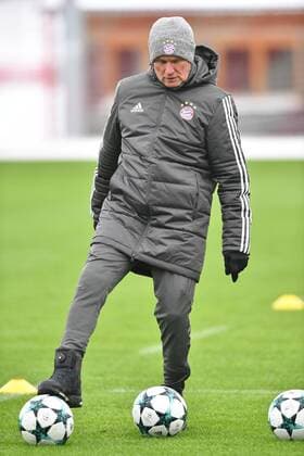Jupp HEYNCKES Bayern Munich Muenchen am Ball Single Image Cut Out Full Body Full Figure Final Training FC Bayern Munich Before Champions League Match Against Paris St Germain Training Ground At Saebener Strasse On 04 12 2017