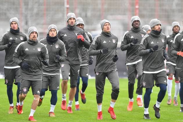 Franck RIBERY Bayern Muenchen Robert LEWANDOWSKI Bayern Muenchen Javi Javier MARTINEZ Bayern Muenchen Player warming up Action Final training Bayern Munich before the Champions League match against Paris St Germain Training ground at Saebener Strasse Football on 04 12 2017