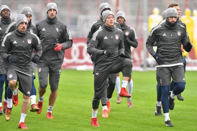Franck RIBERY Bayern Muenchen Robert LEWANDOWSKI Bayern Muenchen Javi Javier MARTINEZ Bayern Muenchen Player warming up Action Final training Bayern Munich before the Champions League match against Paris St Germain Training ground at Saebener Strasse Football on 04 12 2017
