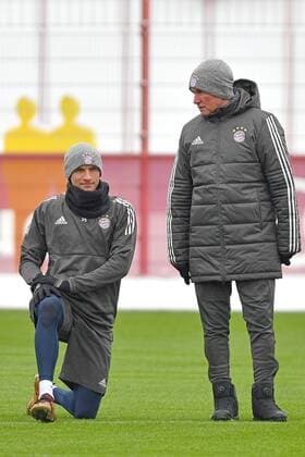 Thomas MUELLER MÜLLER Bayern Munich Jupp HEYNCKES Bayern Munich Final training FC Bayern Muenchen before the Champions League match against Paris St Germain Training ground at Saebener Strasse Football on 04 12 2017