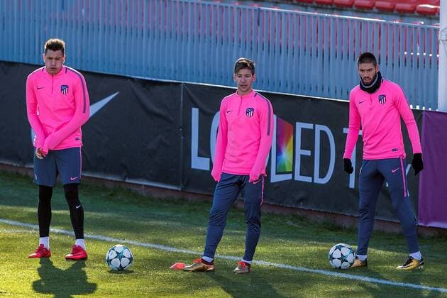 Atletico Madrid s players Jose Maria Gimenez (L), Luciano Vietto (C) and Yannick Carrasco take part in a training session at the team s Wanda facilities in Madrid, Spain, on 04 December 2017. Atletico Madrid will face Chelsea in a UEFA Champions League groups stage soccer match on 05 December. Atletico Madrid training session !ACHTUNG: NUR REDAKTIONELLE NUTZUNG!  Copyright: xRodrigoxJimenezx GRAF3445 20171204-636479882325246184