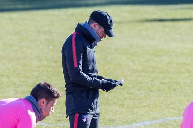 Atletico Madrid s head coach, Diego Pablo Simeone, oversees his players during a training session at the team s Wanda facilities in Madrid, Spain, on 04 December 2017. Atletico Madrid will face Chelsea in a UEFA Champions League groups stage soccer match on 05 December. Atletico Madrid training session !ACHTUNG: NUR REDAKTIONELLE NUTZUNG!  Copyright: xRodrigoxJimenezx GRAF3480 81095866st