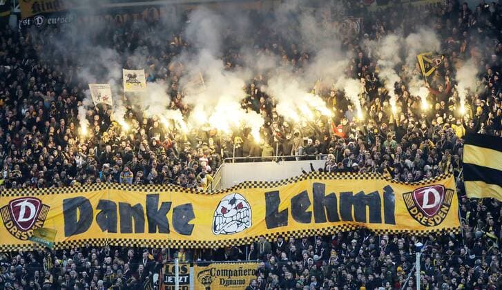 Dresden 03 12 2017 Dynamo Stadion Soccer 2 Bundesliga 16 Matchday SG Dynamo Dresden vs FC Erzgebirge Aue 4 0 2 0 Pictured Dresden fans thank their lead singer Capo Stefan Lehmann