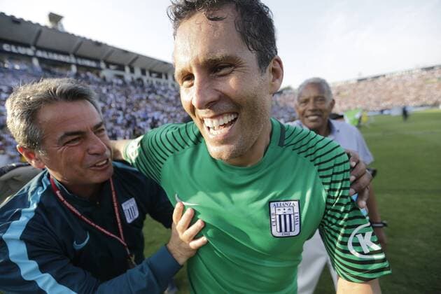 December 3, 2017 - Lima, PeroÆ’Ã‚Â - LA VICTORIA 3 DE DICIEMBRE DE 2017.Alianza Lima rompio la sequoÂ­a de toÂ­tulos, esa que llenaba de frustraciones a los seguidores mas fieles. El equipo blanquiazul vuelve a ser campeon luego de once anos tras ganar el Torneo Apertura y Clausura del presente ano...FOTOS: ALONSO CHERO Latino News - December 3, 2017  - ZUMAp94_ 20171203_zaf_p94_003 Copyright: xElxComerciox