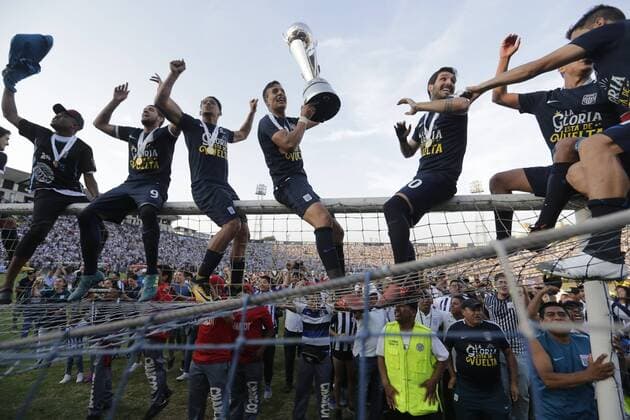 December 3, 2017 - Lima, PeroÆ’Ã‚Â - LA VICTORIA 3 DE DICIEMBRE DE 2017.Alianza Lima rompio la sequoÂ­a de toÂ­tulos, esa que llenaba de frustraciones a los seguidores mas fieles. El equipo blanquiazul vuelve a ser campeon luego de once anos tras ganar el Torneo Apertura y Clausura del presente ano...FOTOS: ALONSO CHERO Latino News - December 3, 2017  - ZUMAp94_ 20171203_zaf_p94_005 Copyright: xElxComerciox