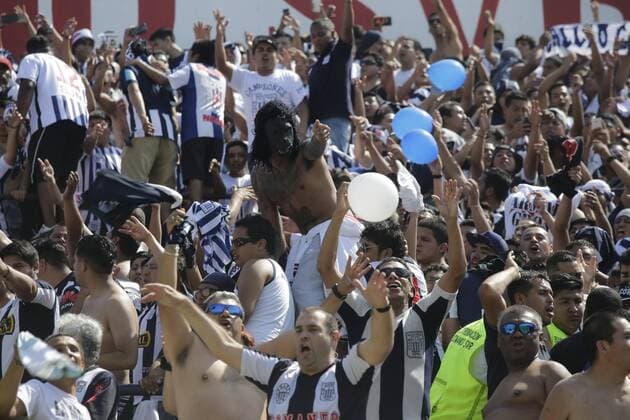 December 3, 2017 - Lima, PeroÆ’Ã‚Â - LA VICTORIA 3 DE DICIEMBRE DE 2017.Alianza Lima rompio la sequia de titulos, esa que llenaba de frustraciones a los seguidores mas fieles. El equipo blanquiazul vuelve a ser campeon luego de once aNos tras ganar el Torneo Apertura y Clausura del presente aNo...FOTOS: ALONSO CHERO Latino News - December 3, 2017  - ZUMAp94_ 20171203_zaf_p94_007 Copyright: xElxComerciox