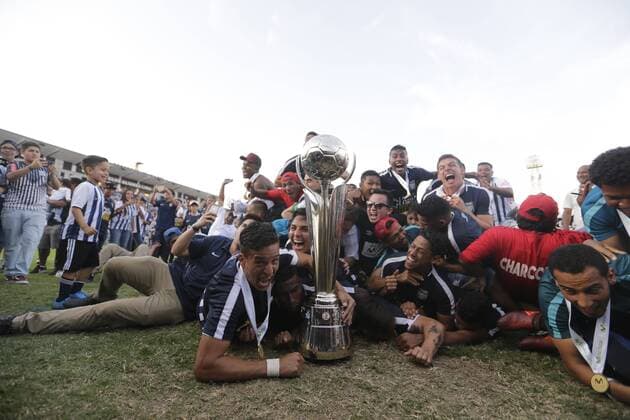 December 3, 2017 - Lima, PeroÆ’Ã‚Â - LA VICTORIA 3 DE DICIEMBRE DE 2017.Alianza Lima rompio la sequoÂ­a de toÂ­tulos, esa que llenaba de frustraciones a los seguidores mas fieles. El equipo blanquiazul vuelve a ser campeon luego de once anos tras ganar el Torneo Apertura y Clausura del presente ano...FOTOS: ALONSO CHERO Latino News - December 3, 2017  - ZUMAp94_ 20171203_zaf_p94_008 Copyright: xElxComerciox