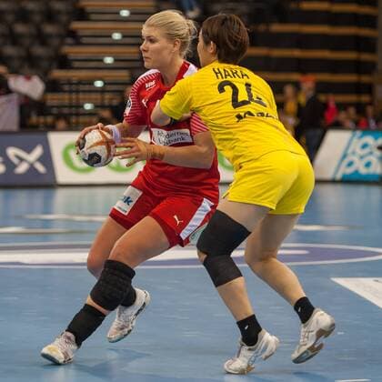 Kathrine Heindahl Denmark Denmark 10 duel duel with Nozomi Hara Japan 24 Handball Women World Cup Japan Denmark xobx
