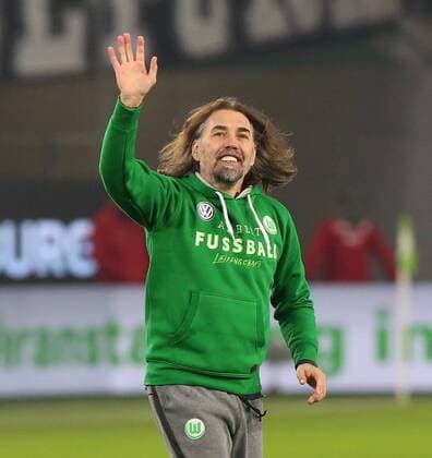 VfL vs M gladbach 1 BL Wolfsburg 03 12 2017 FOOTBALL VfL Wolfsburg vs Borussia Mönchengladbach 1 Bundesliga Season 2017 2018 Volkswagen Arena Image shows head coach Martin Schmidt VfL Wolfsburg Final cheering Wolfsburg