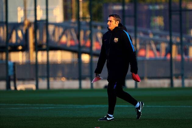 FC Barcelona Barca s head coach Ernesto Valverde leads a training session of the team at the Joan Gamper facilities in Barcelona, Spain, 4 December 2017. Barcelona will face Sporting on a Champions League match on 5 December 2017. FC Barcelona training session !ACHTUNG: NUR REDAKTIONELLE NUTZUNG!  Copyright: xAlejandroxGarciax GRAF3885 20171204-636480125944971634