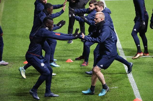 Bilder des Tages - SPORT Anderlecht s Kara Mbodji and Anderlecht s Olivier Deschacht pictured during a training session of Belgian soccer team RSC Anderlecht, Monday 04 December 2017 in Glasgow, Scotland. Tomorrow Anderlecht is playing the sixth and last game in the group stage of the UEFA Champions League competition against Scottish Celtic Glasgow. VIRGINIExLEFOUR  x05214002x