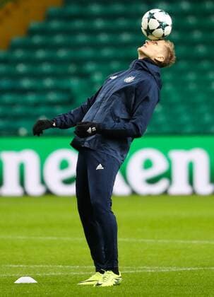 Bilder des Tages - SPORT Anderlecht s Lukasz Teodorczyk pictured during a training session of Belgian soccer team RSC Anderlecht, Monday 04 December 2017 in Glasgow, Scotland. Tomorrow Anderlecht is playing the sixth and last game in the group stage of the UEFA Champions League competition against Scottish Celtic Glasgow. VIRGINIExLEFOUR  x05213991x