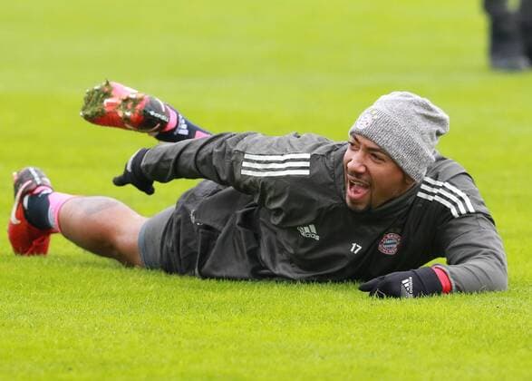 Jerome Boateng in a good mood Football FC Bayern München 04 12 2017 Training before the CL match against Paris Saint Germain