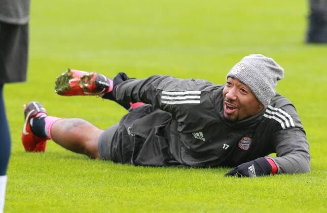 Jerome Boateng in a good mood Football FC Bayern München 04 12 2017 Training before the CL match against Paris Saint Germain