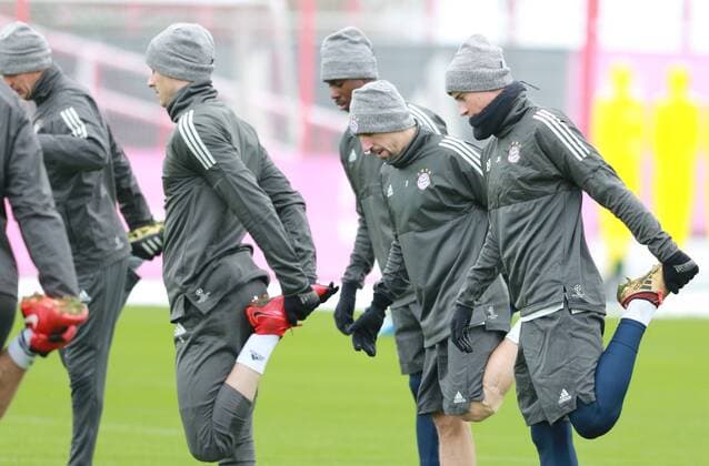 v for James Ribery Lewandowski warming up football FC Bayern Munich 04 12 2017 Training before the CL game against Paris Saint Germain