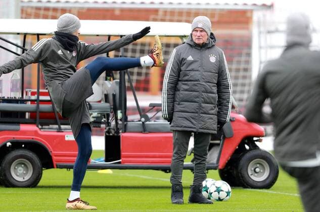 Thomas Müller in conversation with coach Jupp Heynckes Football FC Bayern Munich 04 12 2017 Training before the CL game against Paris Saint Germain