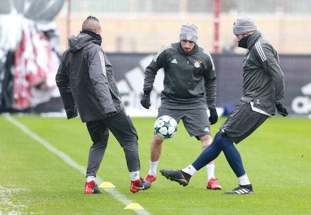 Franck Ribery center against Arturo Vidal li and Javi Martinez Football FC Bayern Munich 04 12 2017 Training before the CL game against Paris Saint Germain