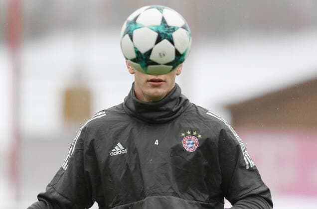 Niklas Süle on the ball Football Bayern Munich 04 12 2017 Training before the CL game against Paris Saint Germain