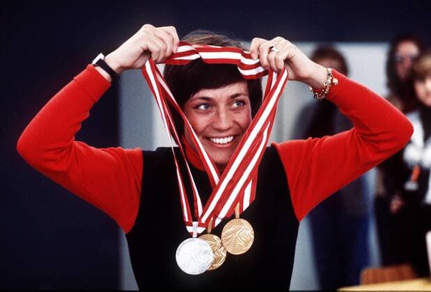 Rosi Mittermaier Ski Alpin. Olympia 1976 in Innsbruck 05.02.1976. Goldmedaille in Abfahrt, Slalom, Kombination und Silbermedaille im RSL. Portrait mit Medaillen. , Innsbruck Oesterreich *** Rosi Mittermaier Alpine Skiing Olympia 1976 in Innsbruck 05 02 1976 Gold Medal in Downhill Slalom Combination and Silver medal in RSL Portrait with medals Innsbruck Austria
