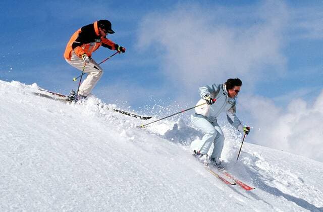 Rosi Mittermaier und Christian Neureuther beim Skifahren Unser Bild zeigt Rosi Mittermaier und Christian Neureuther beim Skifahren auf dem Tiefenbachferner Gletscher in Tirol. , SÜlden Ästerreich *** Rosi Mittermaier and Christian Neureuther skiing Our picture shows Rosi Mittermaier and Christian Neureuther skiing on the Tiefenbachferner Glacier in Tyrol Sülden Austria