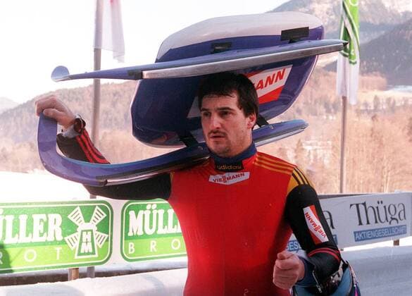Georg Hackl Rodeln. 01.02.2000 in Koenigssee. Portrait mit Schlitten. , Koenigssee Deutschland *** Georg Hackl Tobogganing 01 02 2000 in Koenigssee Portrait with sled Koenigssee Germany