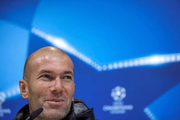 Real Madrid s head coach, French Zinedine Zidane, smiles during a press conference PK Pressekonferenz held at the end of a training session at the team s Valdebebas facilities in Madrid, Spain, on 05 December 2017. Real Madrid will face Borussia Dortmund in a UEFA Champions League groups stage soccer match on 06 December. Real Madrid press conference !ACHTUNG: NUR REDAKTIONELLE NUTZUNG!  Copyright: xEMILIOxNARANJOx GRAF4300 20171205-636480809831059174