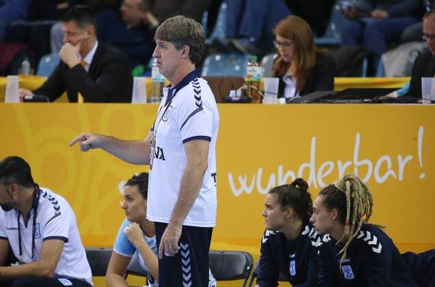 05 12 2017 Germany Bietigheim Handball Womens World Cup International Match Hungary vs Argentina Coach Eduardo Peruchena ARG