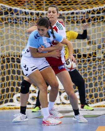 05 12 2017 Germany Bietigheim Handball Womens World Cup Internationals Hungary vs Argentina v l Luciana Mendoza ARG Klara Szekeres HUN