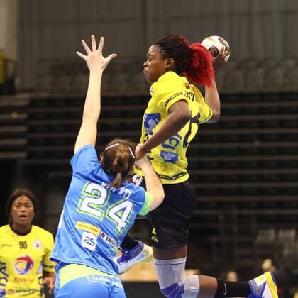 Magda Alfredo Cazanga Angola in a duel with Hana Vucko Slovenia Slovenia vs Angola Handball Women World Cup 02 12 2017 Trier Copyright: xWeissx Eibner-Pressefotox EP_rws