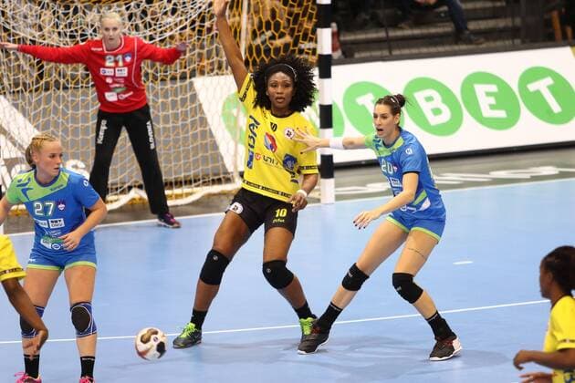 Albertina Cruz Kassoma Angol in a duel with Alja Koren Slovenia Slovenia vs Angola Handball Women World Cup 02 12 2017 Trier Copyright: xWeissx Eibner-Pressefotox EP_rws