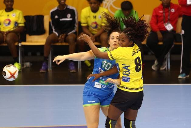 Tjasa Stanko Slovenia in a duel with Helena Gilda Simao Paulo Angola Slovenia vs Angola Handball Women World Cup 02 12 2017 Trier Copyright: xWeissx Eibner-Pressefotox EP_rws