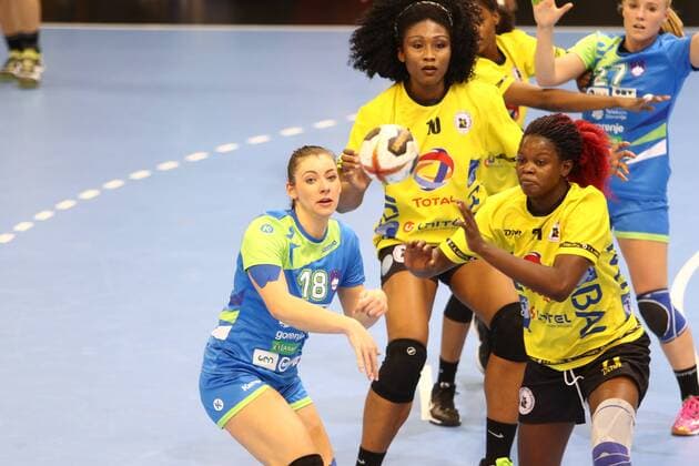 Nina Zulic Slovenia in a duel with Magda Alfredo Cazanga Angola Slovenia vs Angola Handball Women World Cup 02 12 2017 Trier Copyright: xWeissx Eibner-Pressefotox EP_rws