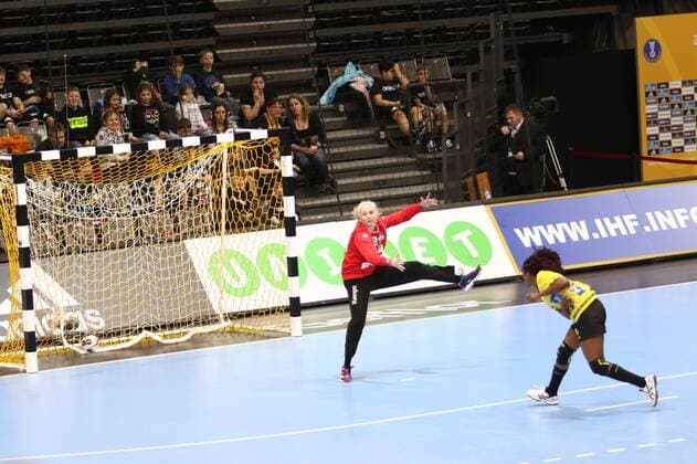Helena Gilda Simao Paulo Angola at the penalty spot against Amra Pandzic Slovenia Slovenia vs Angola Handball Women World Cup 02 12 2017 Trier Copyright: xWeissx Eibner-Pressefotox EP_rws