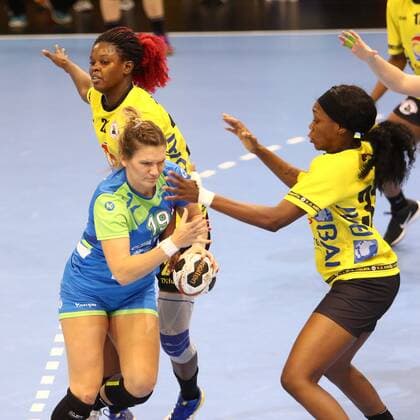 Neli Irman Slovenia in action with Magda Alfredo Cazanga Angola right Janete Viegas dos Santos Angola Slovenia vs Angola Handball Women World Cup 02 12 2017 Trier Copyright: xWeissx Eibner-Pressefotox EP_rws