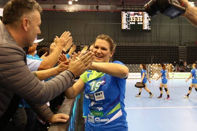 Neli Irman Slovenia slaps the Slovenian fans after beating Angola Slovenia vs Angola Handball Women World Cup 02 12 2017 Trier Copyright: xWeissx Eibner-Pressefotox EP_rws